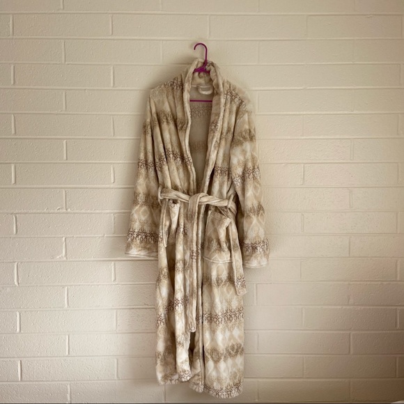 Fluffy Robe - Picture 6 of 6